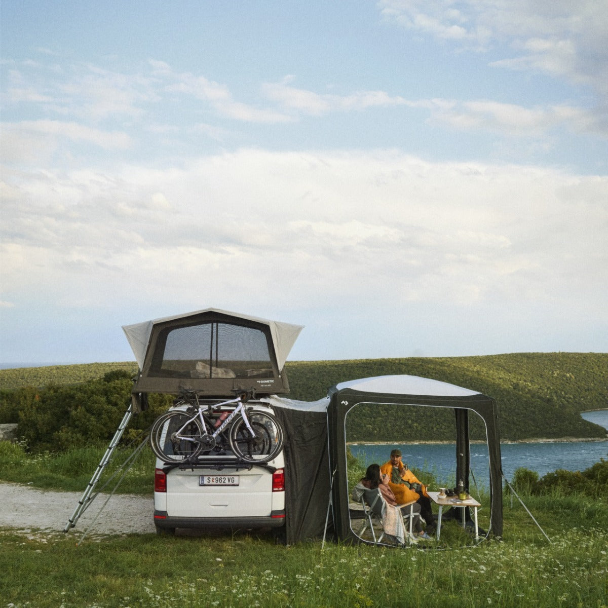 Dometic TRT 140 AIR Inflatable Rooftop Tent